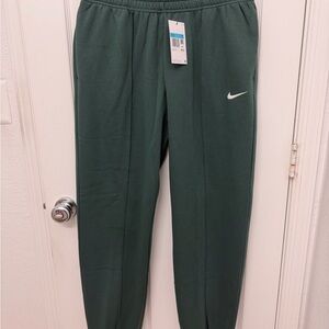 Nike women’s sportswear Fleece Loose Fit pants size M new!!